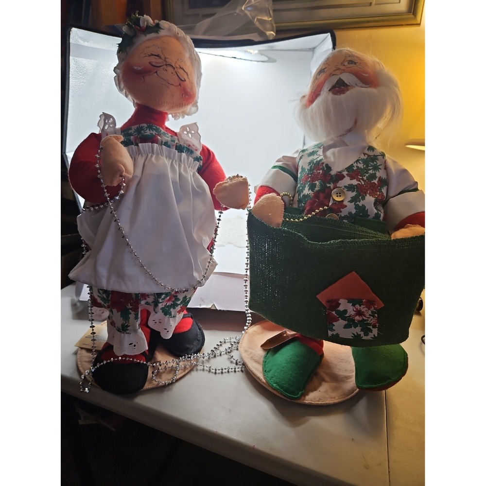 Vintage ANNALEE Santa & Mrs. Claus / #5510 & 5551